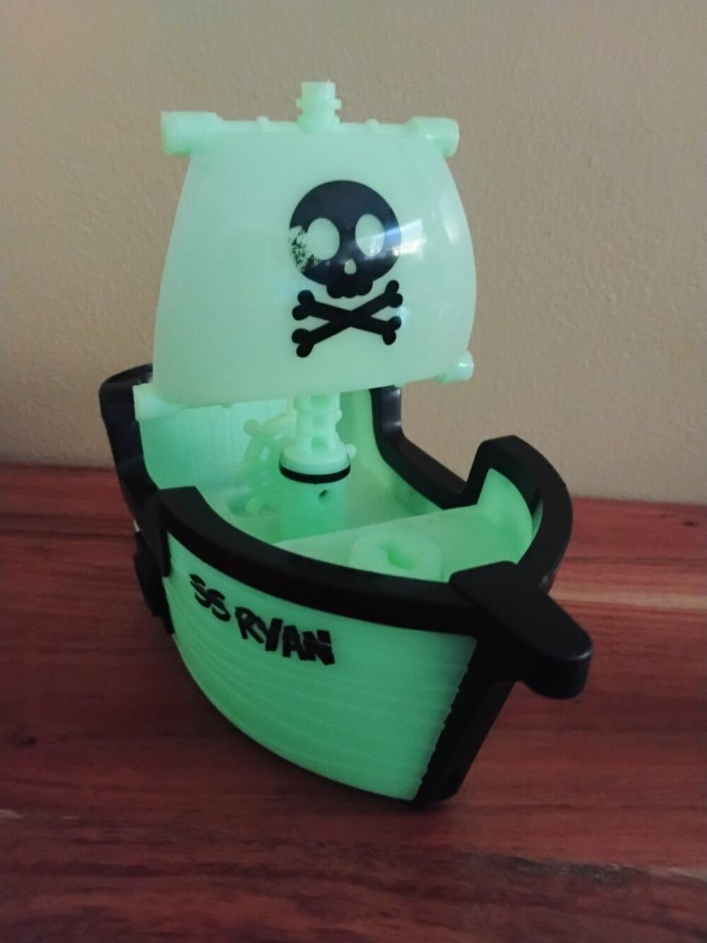 ryan's world glow in the dark pirate ship (W6661)